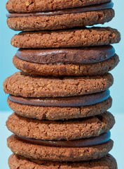 Biskotë sanduiç me tërshërë me mbushje gjalpi kikiriku 180 g