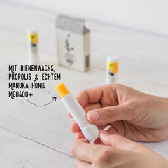 Balsam buzësh me dyllë blete, propolis dhe mjaltë Manuka